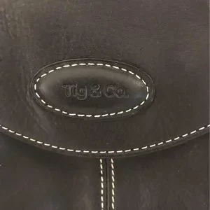 Tig & Co. Black Genuine Leather Shoulder Purse Bag Magnetic Closure Opens Wide